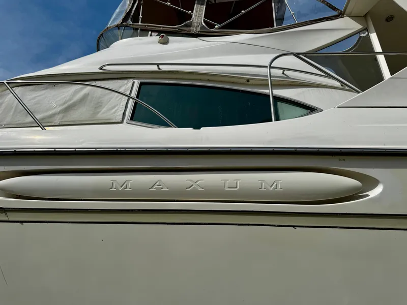 Slide: The Image of 1998 Maxum 4100 SCA - 5