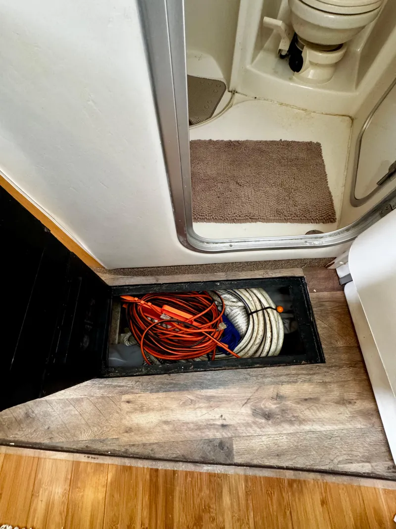 Slide: The Image of 1998 Maxum 4100 SCA - 71