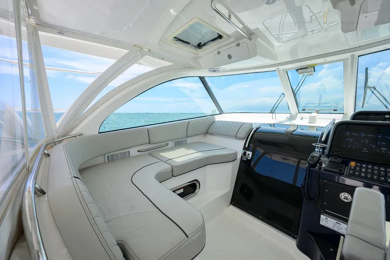 Slide: The Image of Pursuit 38 OUTTA HERE - Flybridge - 16