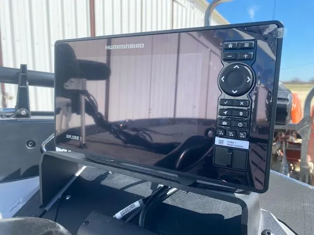 Slide: The Image of Humminbird Xplore 9 fishfinder on 2025 Skeeter ZXR21 boat dashboard. - 8