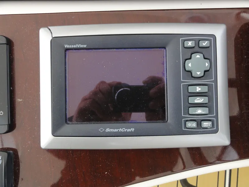Slide: The Image of SmartCraft VesselView display on 2009 Meridian 441 Sedan yacht dashboard. - 18