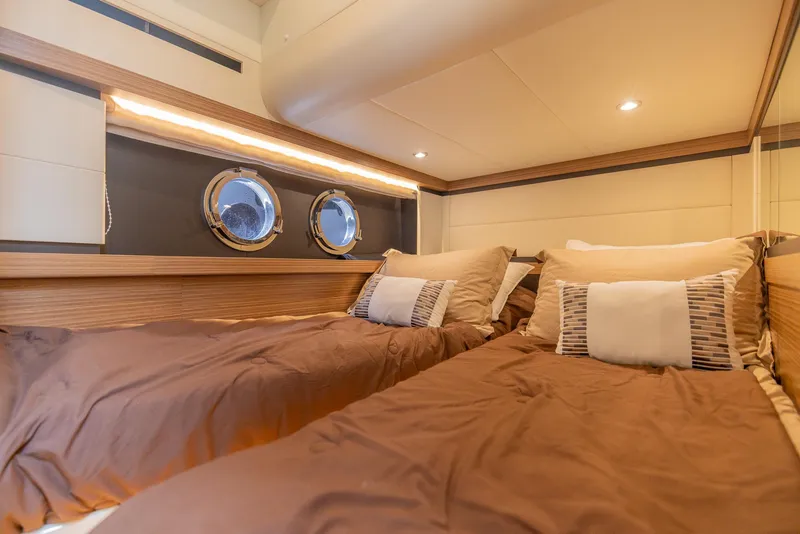 Slide: The Image of Absolute 50 Fly 2019 - 64