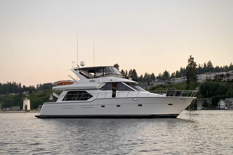 Slide: The Image of Bayliner 5288 Pilot House 2000 yacht on calm water at sunset. - 1