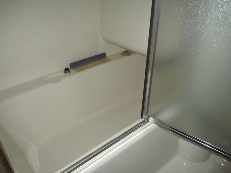 Slide: The Image of Bathtub with sliding glass door on Bayliner 5288 Pilot House, 2000 model. - 47