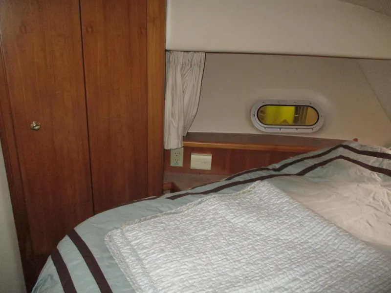 Slide: The Image of Bayliner 5288 Pilot House Motoryacht 2000 - 51