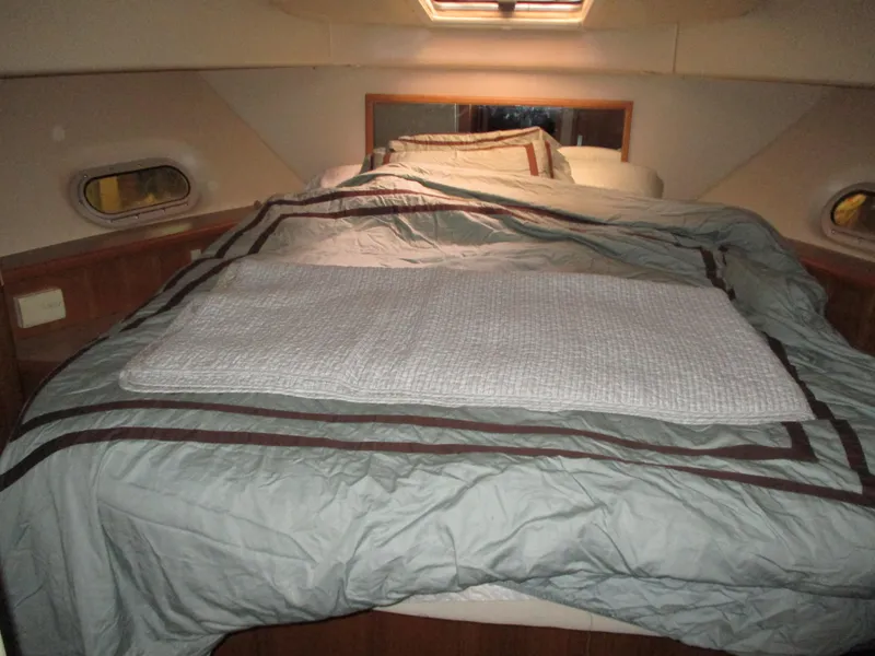 Slide: The Image of Bayliner 5288 Pilot House Motoryacht 2000 - 52