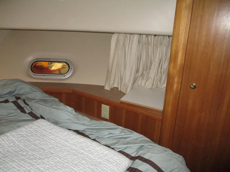 Slide: The Image of Bayliner 5288 Pilot House Motoryacht 2000 - 53