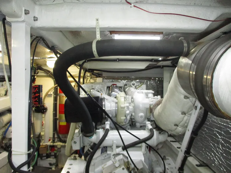 Slide: The Image of Bayliner 5288 Pilot House Motoryacht 2000 - 61