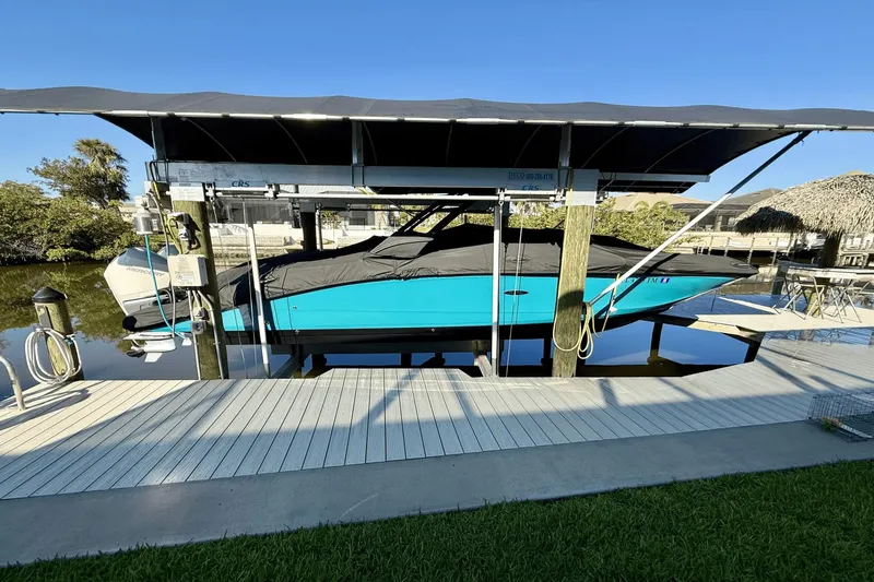 Slide: The Image of Sea Ray 290 SDX OB 2023 - 11