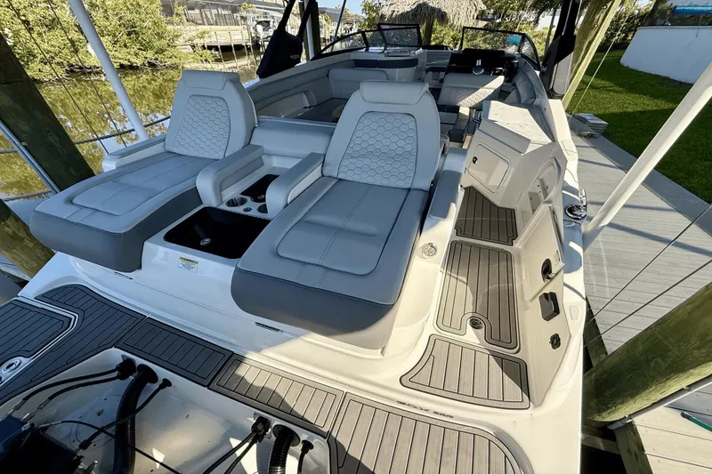 Slide: The Image of Sea Ray 290 SDX OB 2023 - 18