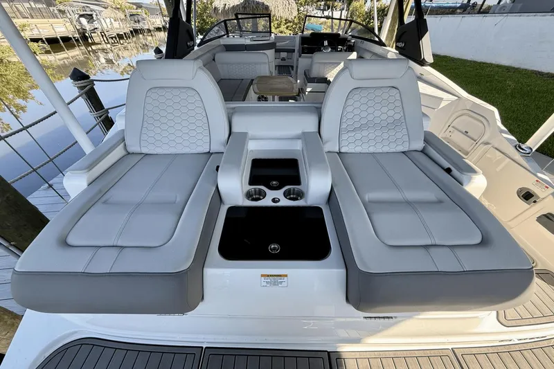 Slide: The Image of Sea Ray 290 SDX OB 2023 - 19