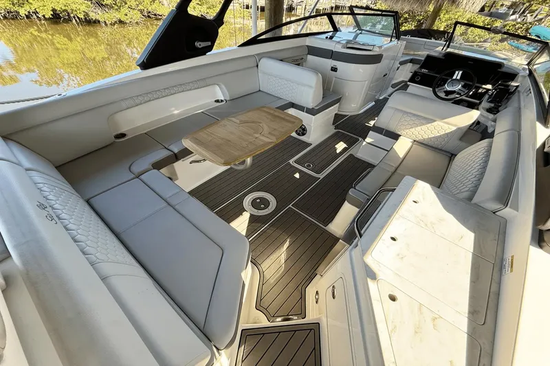 Slide: The Image of Sea Ray 290 SDX OB 2023 - 21