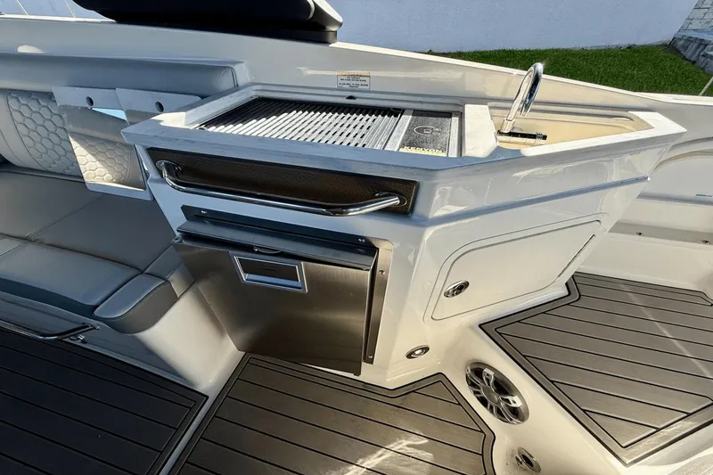 Slide: The Image of Sea Ray 290 SDX OB 2023 - 22