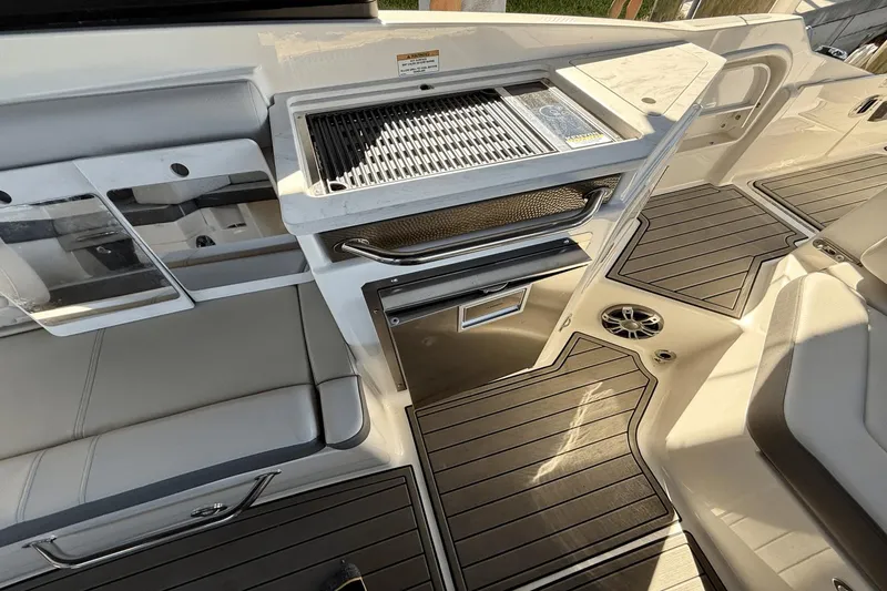 Slide: The Image of Sea Ray 290 SDX OB 2023 - 23