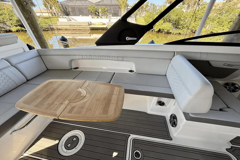 Slide: The Image of Sea Ray 290 SDX OB 2023 - 24