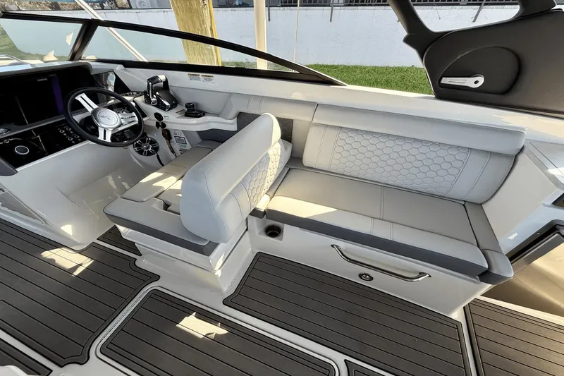 Slide: The Image of Sea Ray 290 SDX OB 2023 - 26