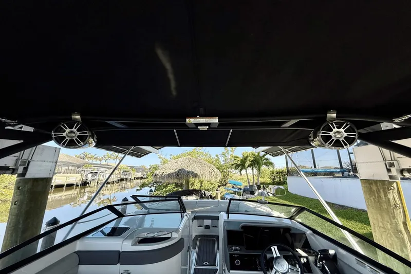 Slide: The Image of Sea Ray 290 SDX OB 2023 - 28