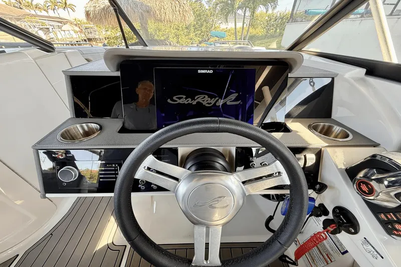 Slide: The Image of Sea Ray 290 SDX OB 2023 - 32