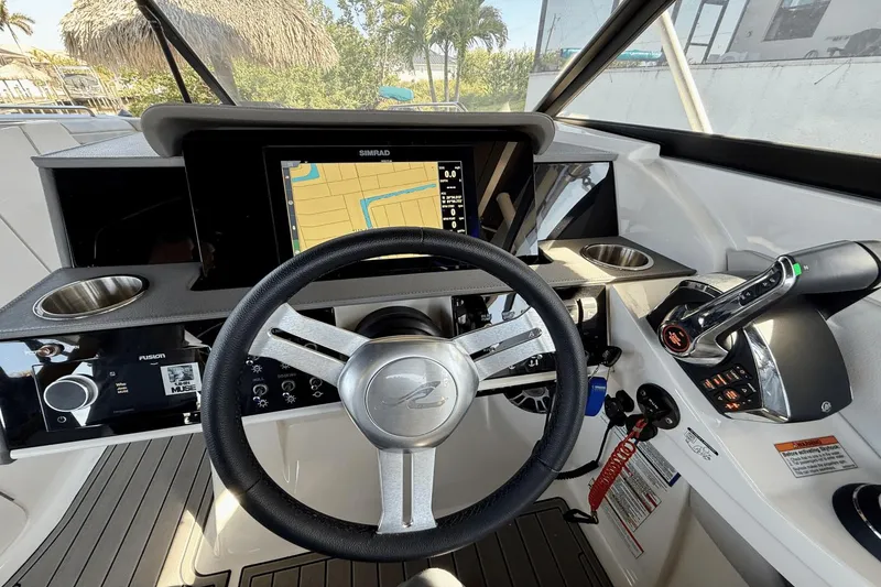 Slide: The Image of Sea Ray 290 SDX OB 2023 - 33