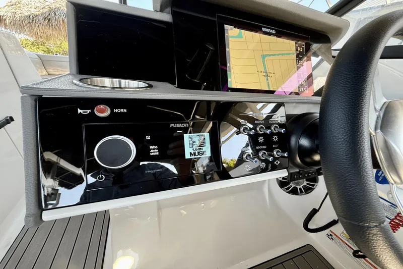 Slide: The Image of Sea Ray 290 SDX OB 2023 - 34