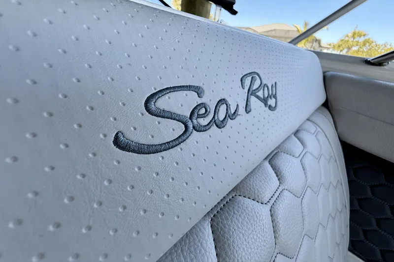 Slide: The Image of Sea Ray 290 SDX OB 2023 - 42