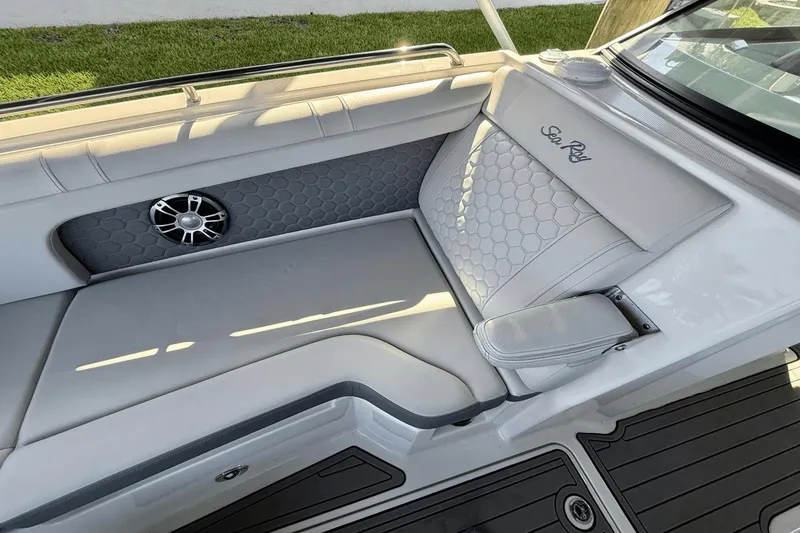 Slide: The Image of Sea Ray 290 SDX OB 2023 - 43