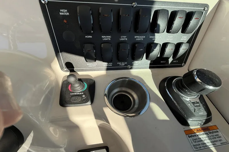 Slide: The Image of Boston Whaler 285 Conquest 2024 - 13