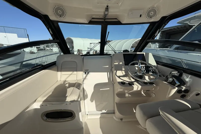 Slide: The Image of Boston Whaler 285 Conquest 2024 - 16