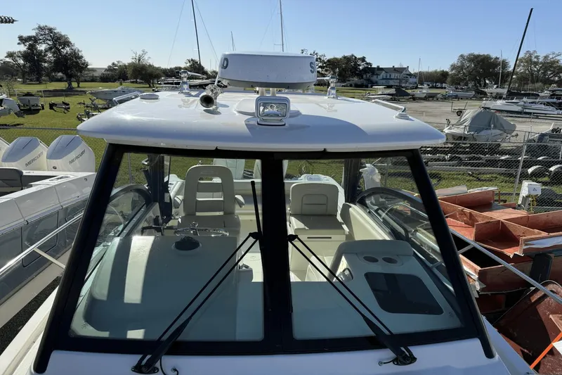 Slide: The Image of Boston Whaler 285 Conquest 2024 - 18