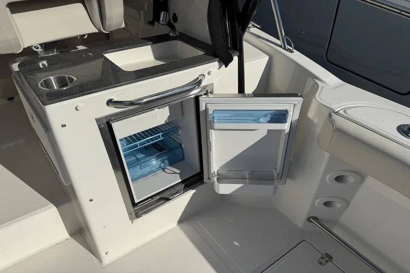Slide: The Image of Boston Whaler 285 Conquest 2024 - 29