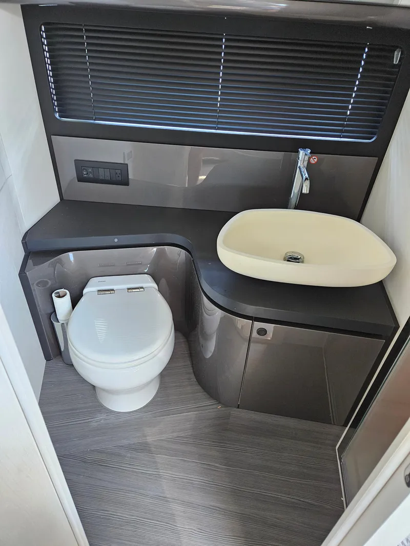 Slide: The Image of Azimut Verve 42 2023 - 12