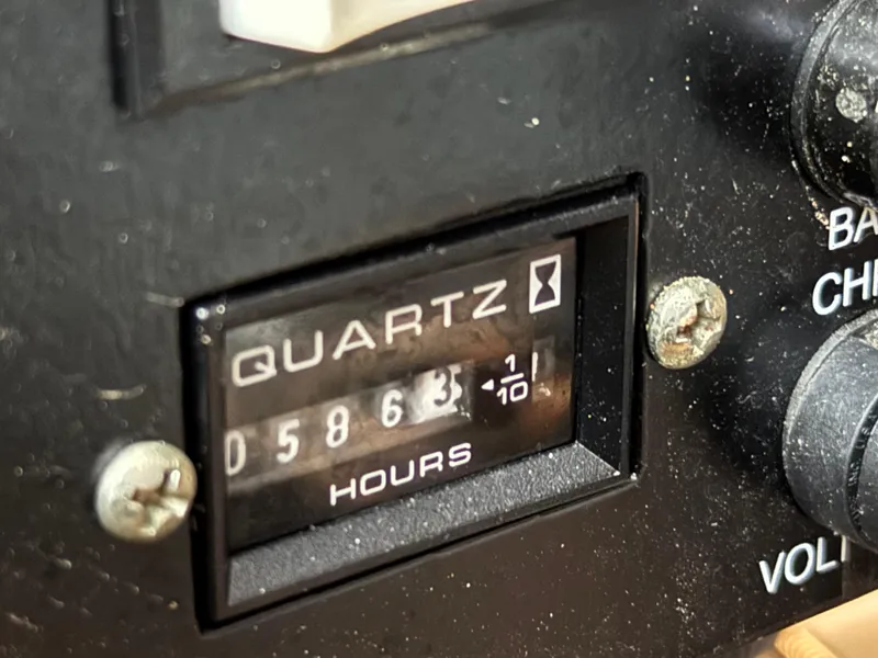 Slide: The Image of Hour meter reading 586.3 hours on 2004 Sea Ray 340 Sundancer. - 29