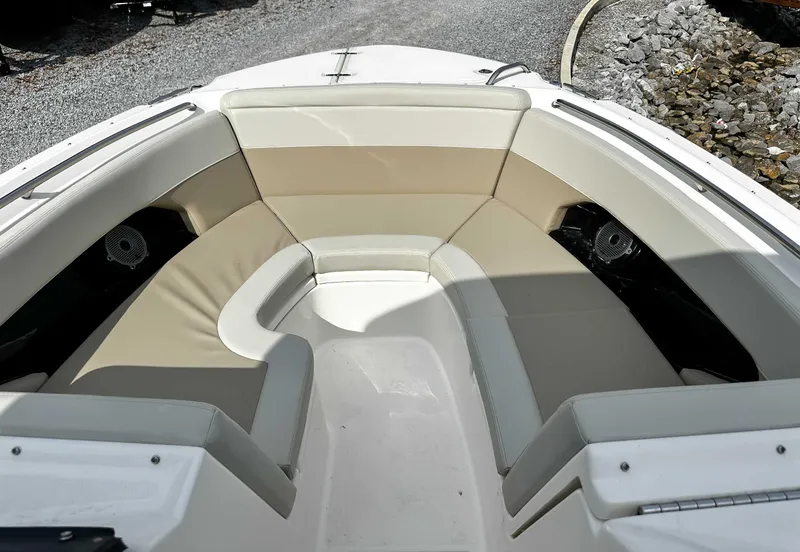 Slide: The Image of Boston Whaler 240 Vantage 2025 - 11