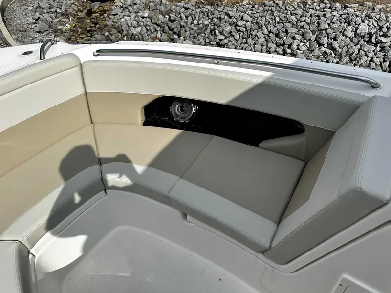 Slide: The Image of Boston Whaler 240 Vantage 2025 - 13