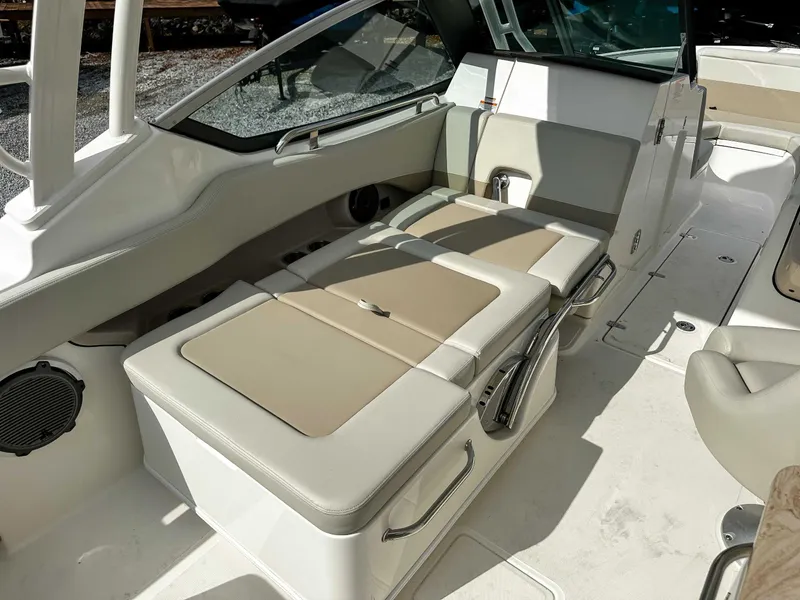 Slide: The Image of Boston Whaler 240 Vantage 2025 - 15