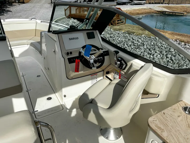 Slide: The Image of Boston Whaler 240 Vantage 2025 - 16