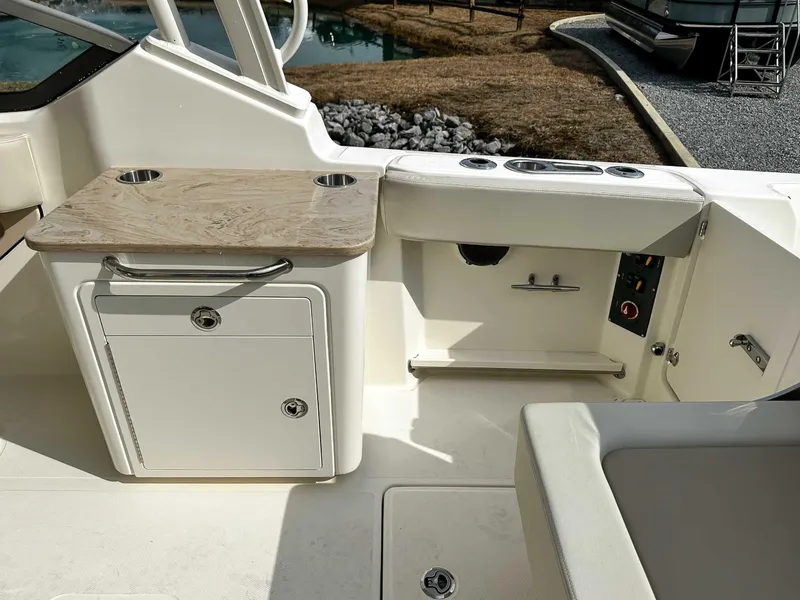 Slide: The Image of Boston Whaler 240 Vantage 2025 - 19