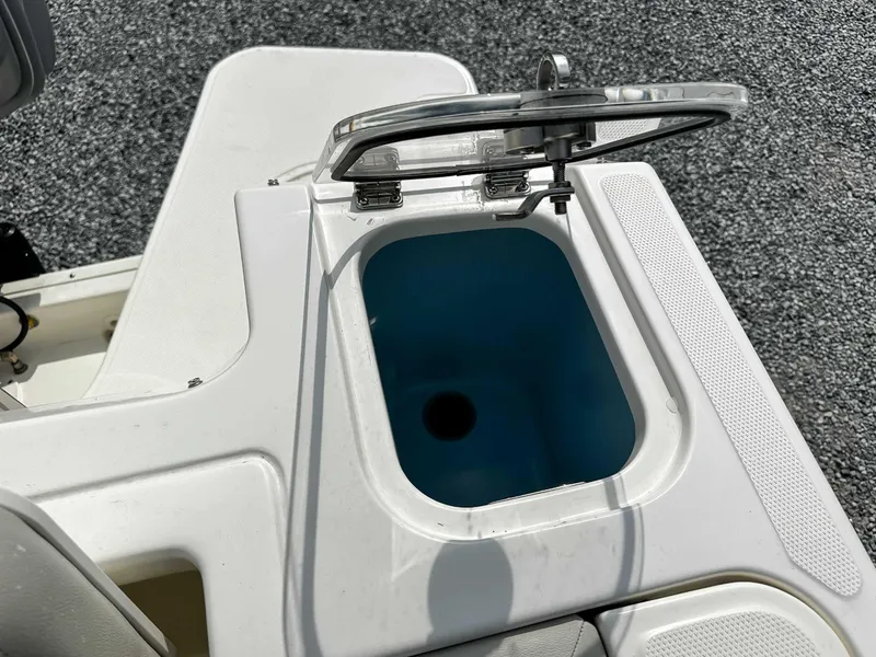 Slide: The Image of Boston Whaler 240 Vantage 2025 - 20