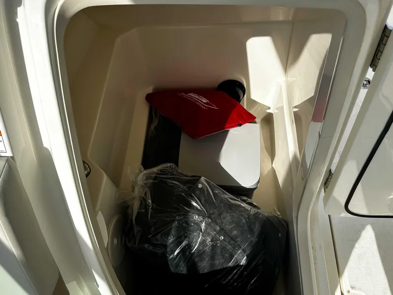 Slide: The Image of Boston Whaler 240 Vantage 2025 - 21