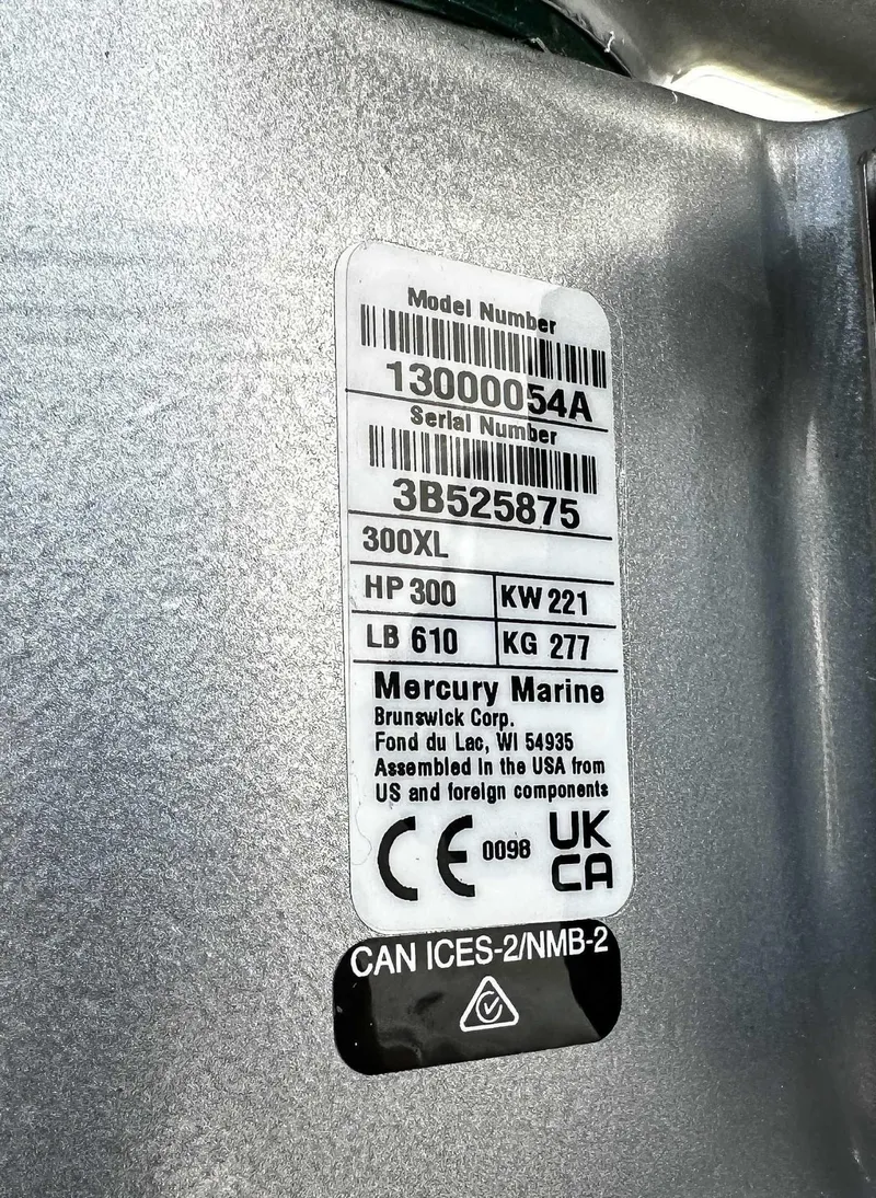 Slide: The Image of Boston Whaler 240 Vantage 2025 - 23