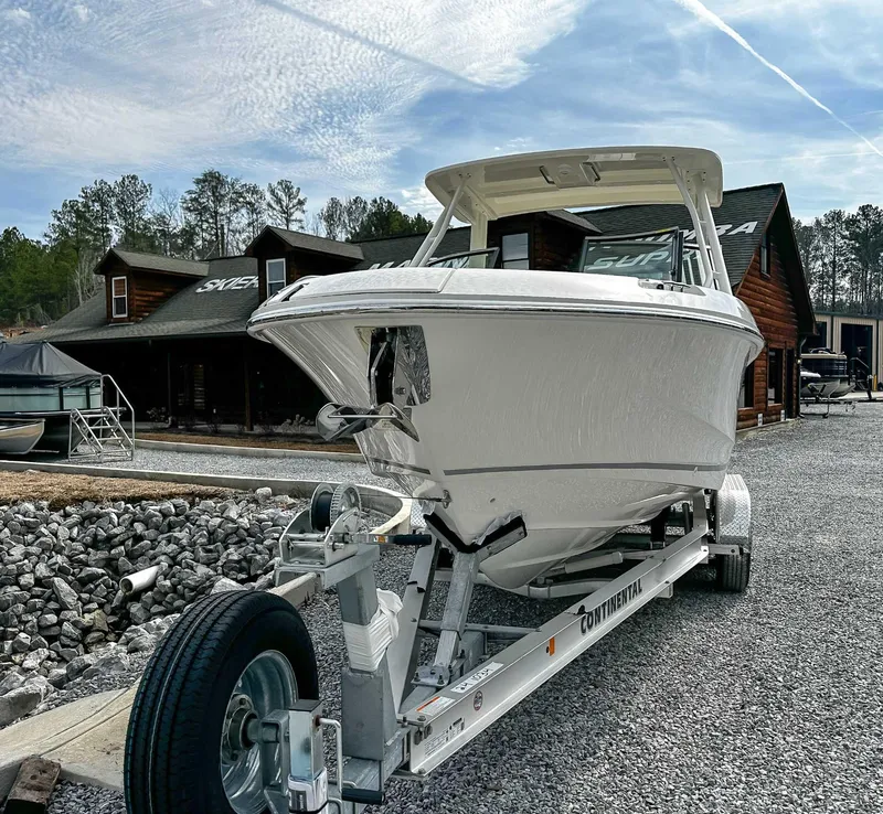 Slide: The Image of Boston Whaler 240 Vantage 2025 - 3