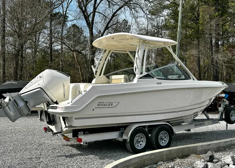 Slide: The Image of Boston Whaler 240 Vantage 2025 - 6