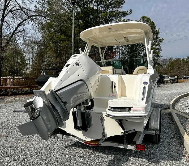 Slide: The Image of Boston Whaler 240 Vantage 2025 - 7