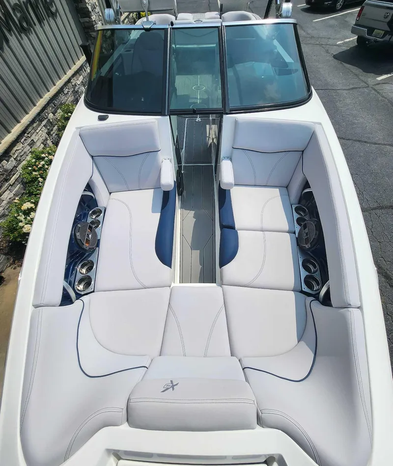 Slide: The Image of MasterCraft X26 2018 - 10