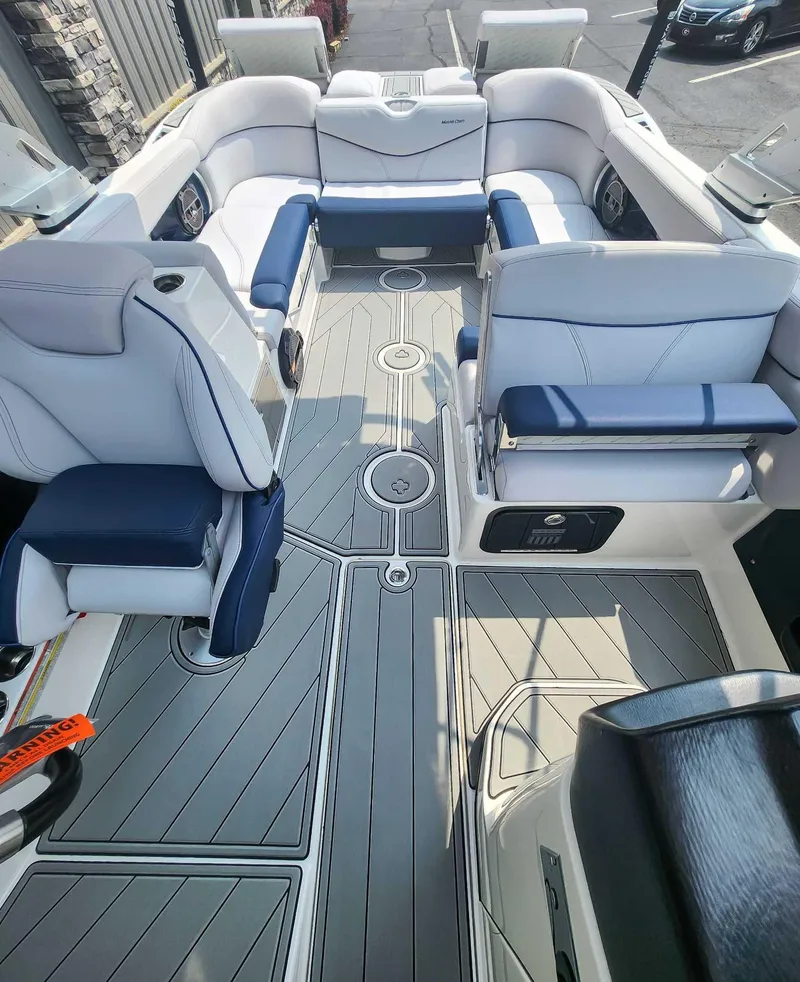 Slide: The Image of MasterCraft X26 2018 - 11