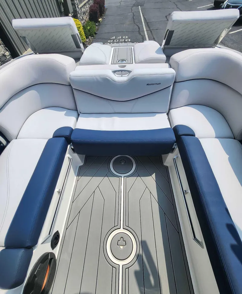 Slide: The Image of MasterCraft X26 2018 - 16