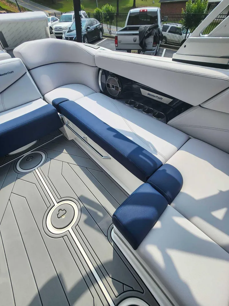 Slide: The Image of MasterCraft X26 2018 - 17