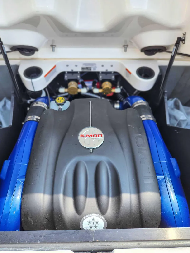 Slide: The Image of MasterCraft X26 2018 - 18