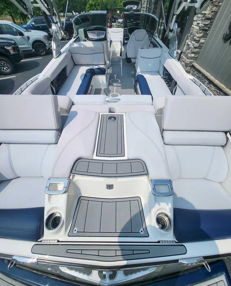 Slide: The Image of MasterCraft X26 2018 - 9