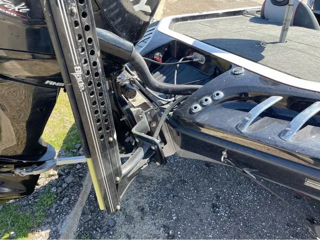 Slide: The Image of 2015 Ranger Z521C boat with motor and hydraulic system detail. - 5